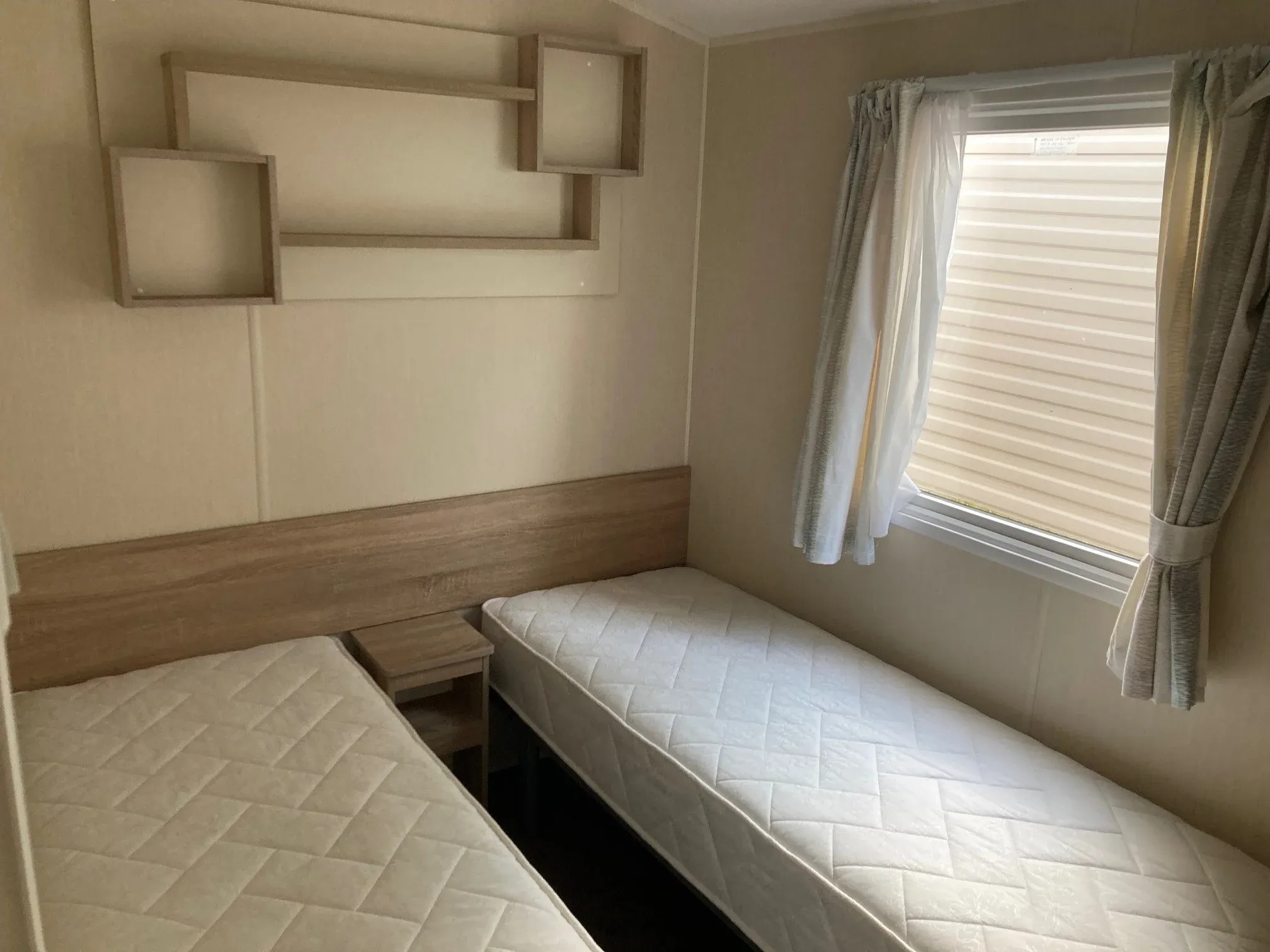 2017 Willerby Lymington twin bedroom