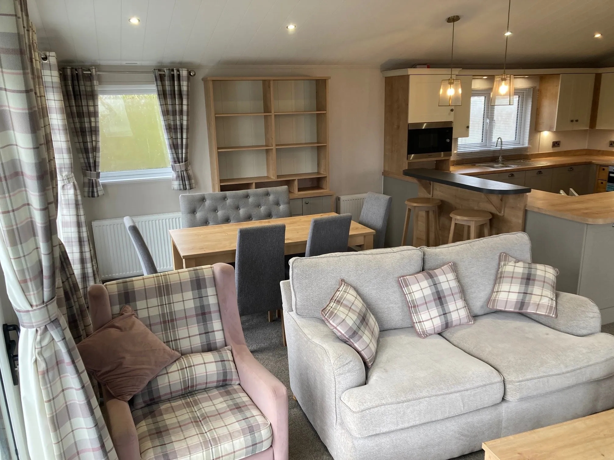 2023 Willerby Portland 40x20x3 dining area.jpg