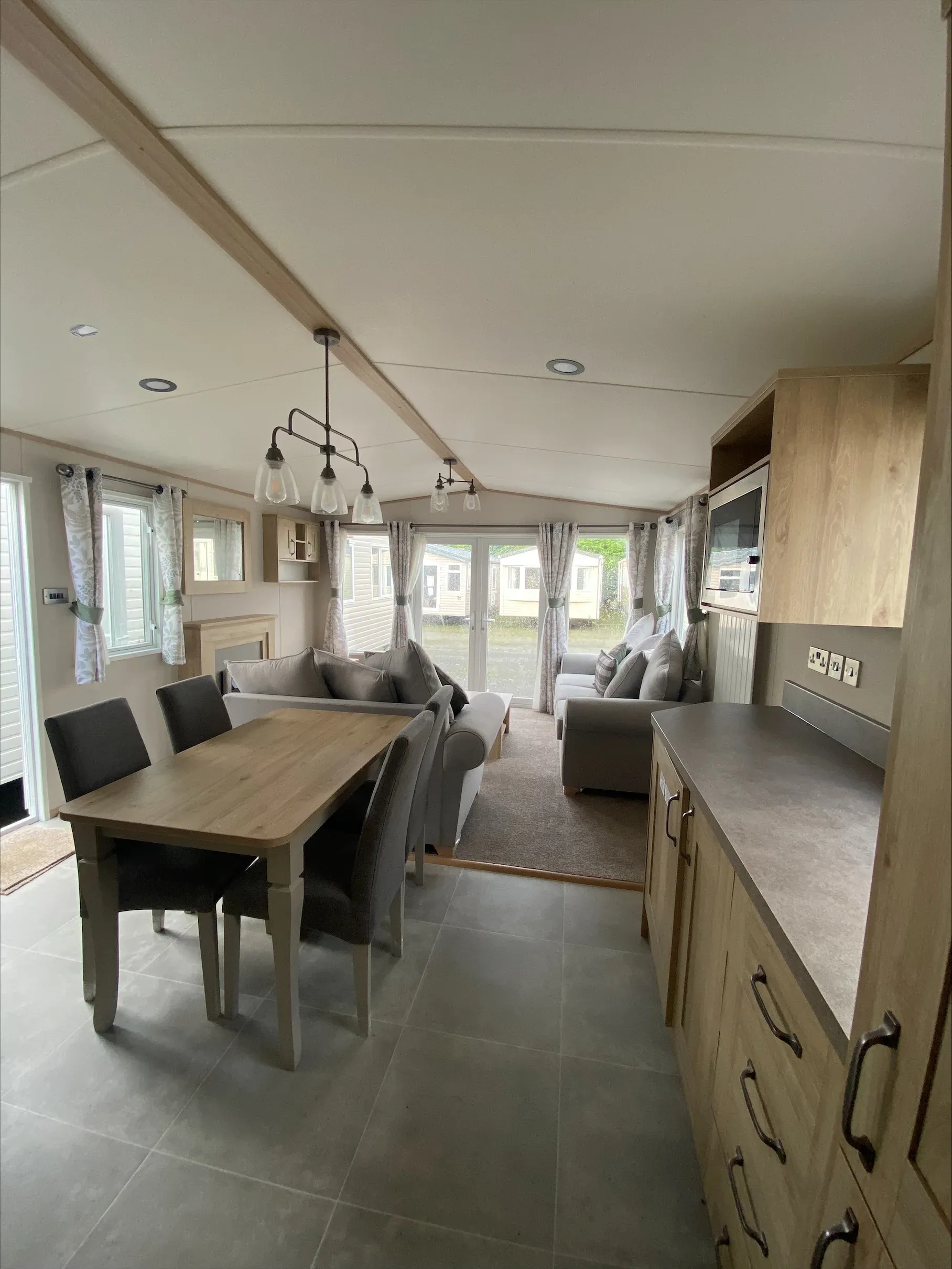 Abi Windermere 40x13x3 2023 Dining area