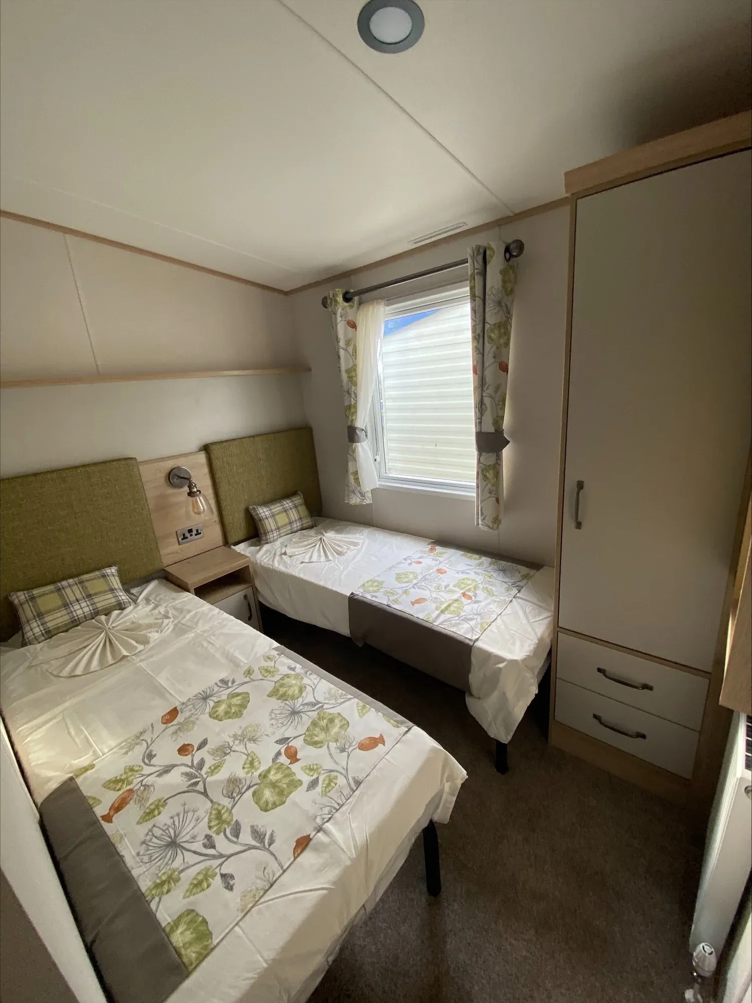 Abi Windermere 40x13x3 2023 twin bedroom