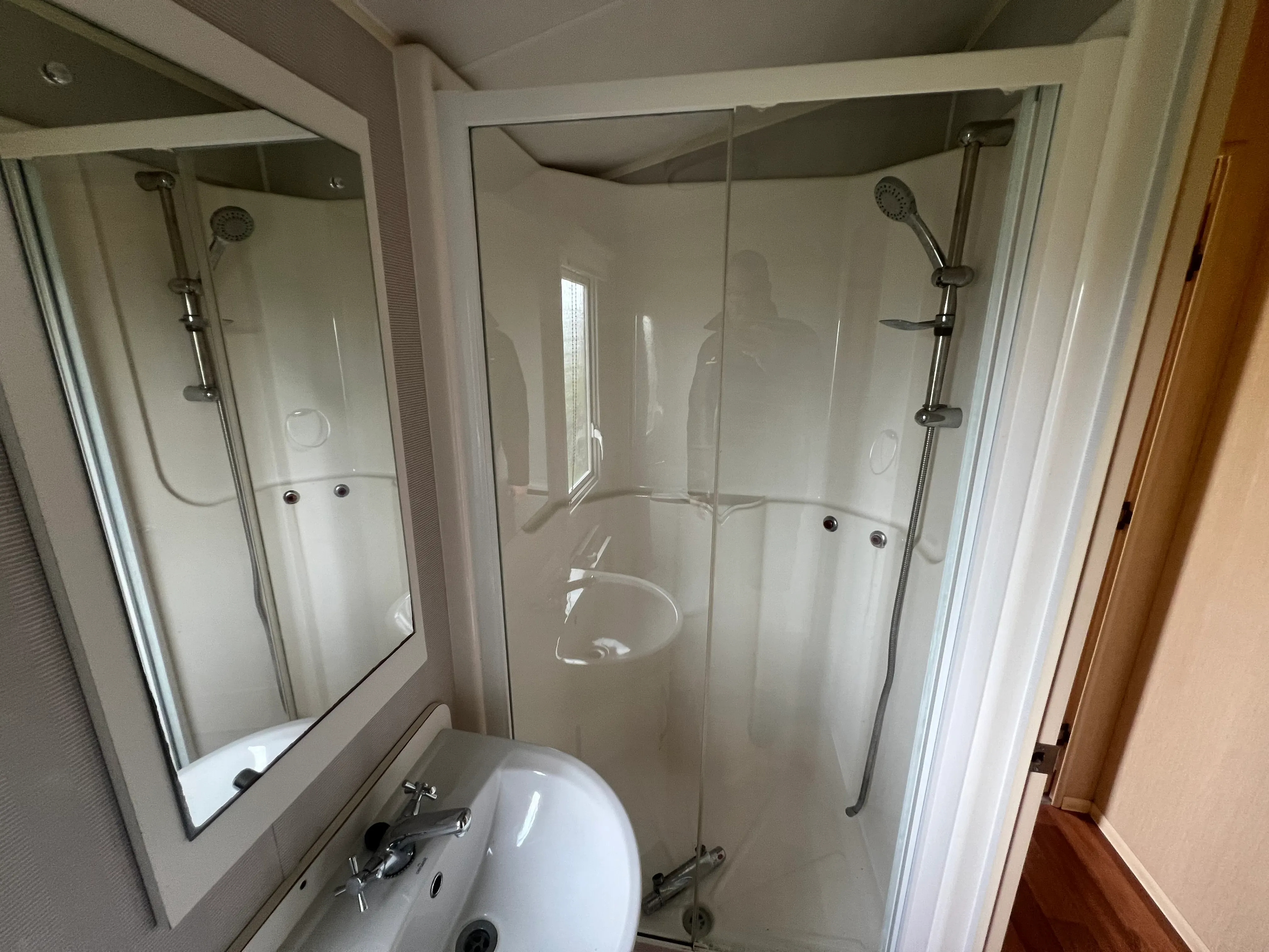 Willerby Rio Gold 28x12x2 2012 shower bathroom