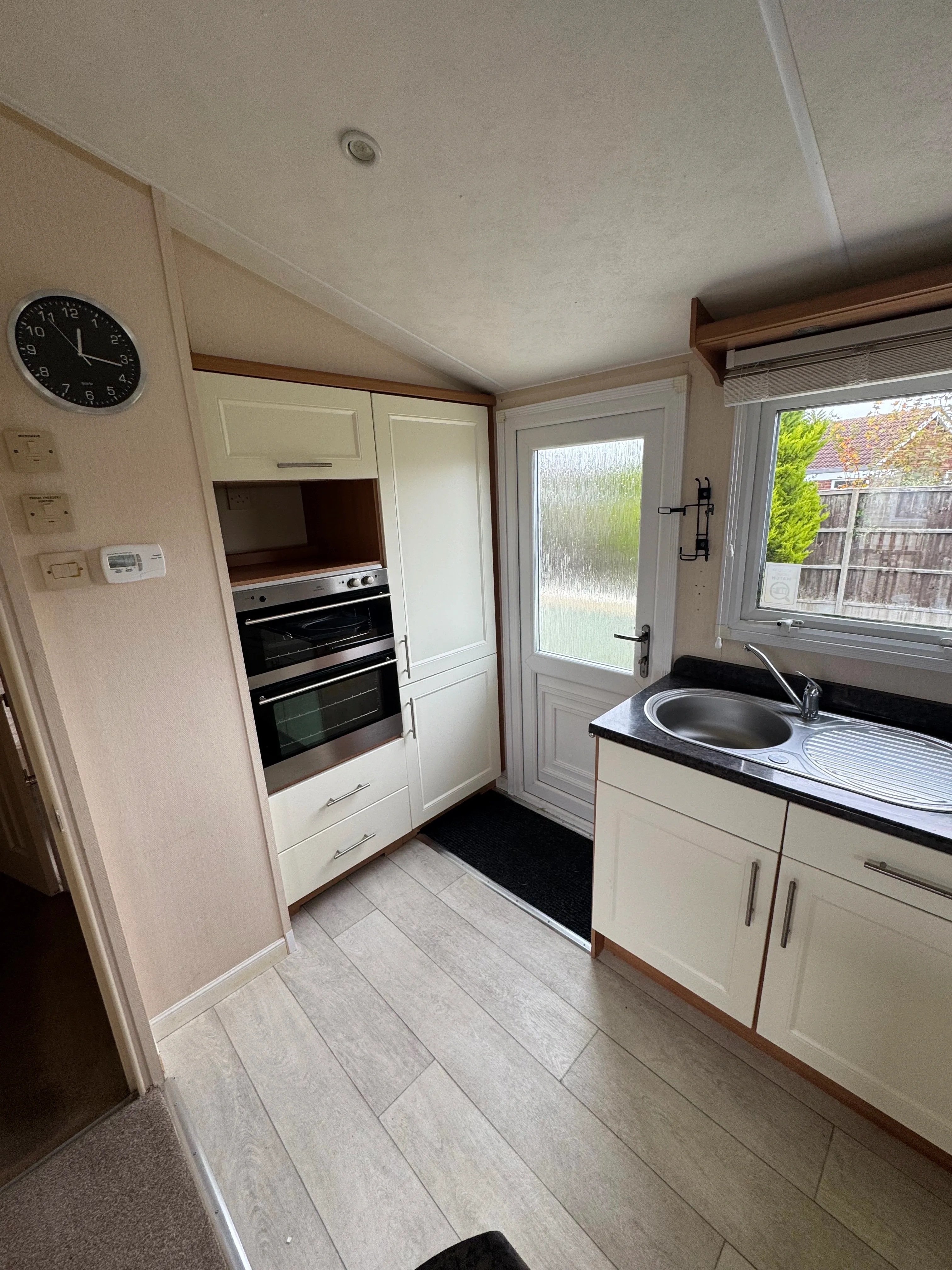 willerby winchester 38x12 kitchen cooker.