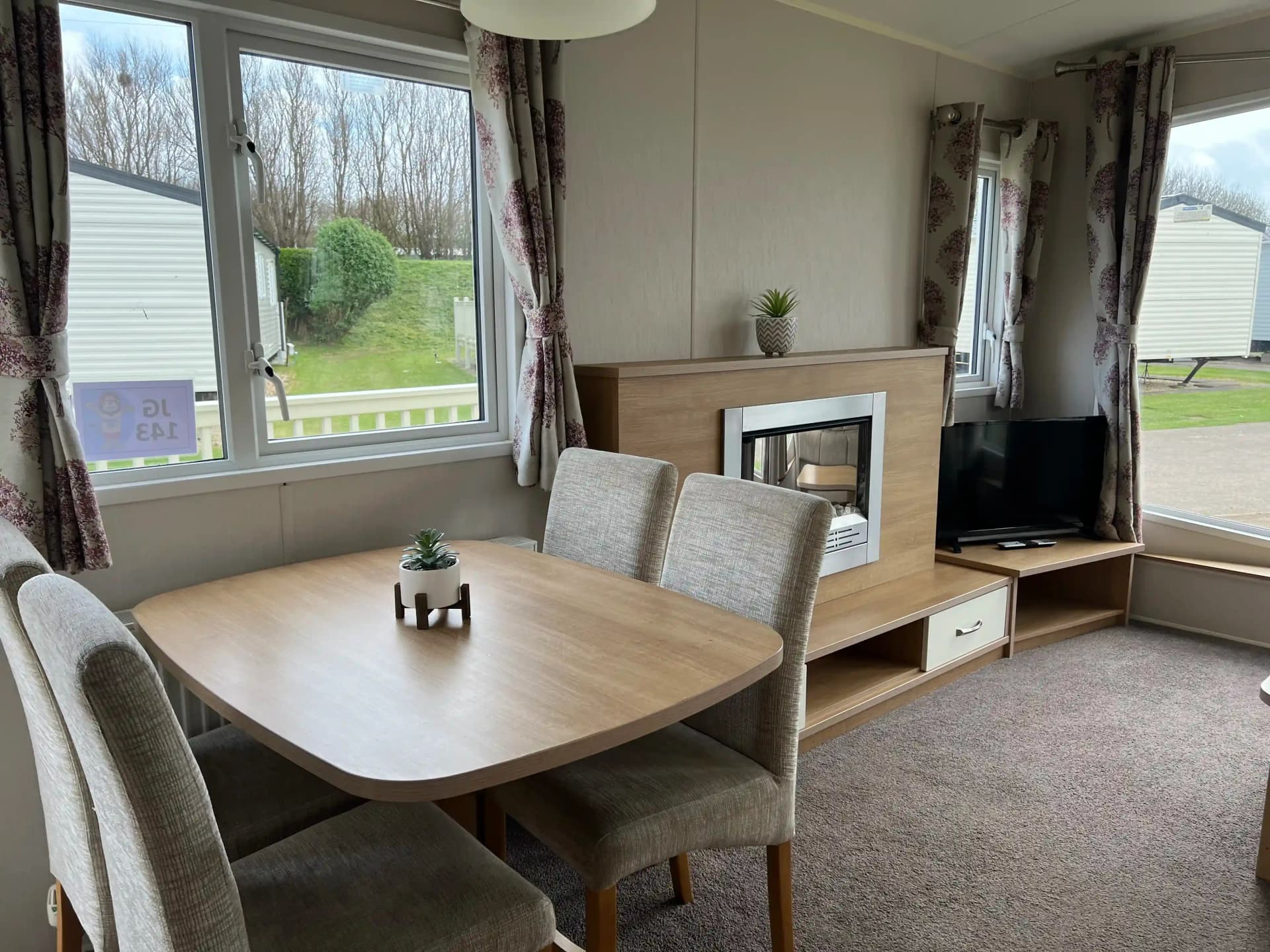 Dining Area_Bronze 8 Caravan PF (LP23266)