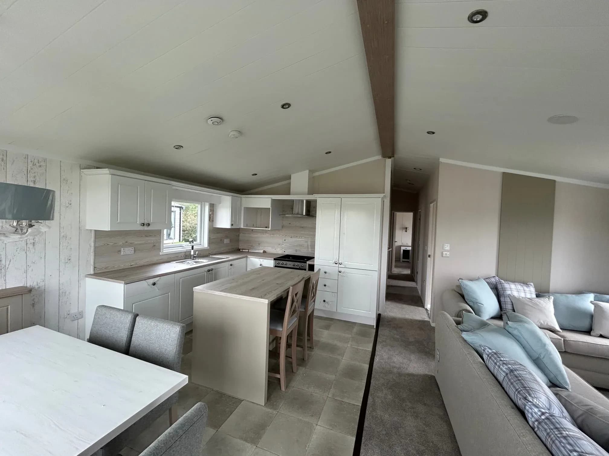 Swift Edmonton 40 x 20 x 3 bed 2023 - kitchen - integrated appliances - dining table - sofa